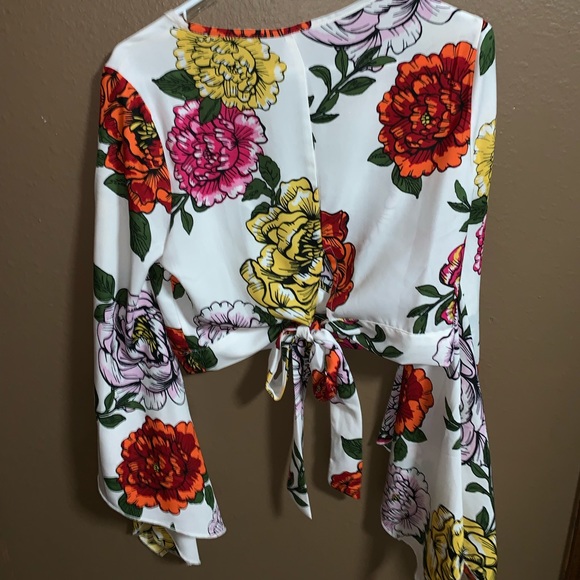 Bell sleeve floral blouse - Picture 3 of 3